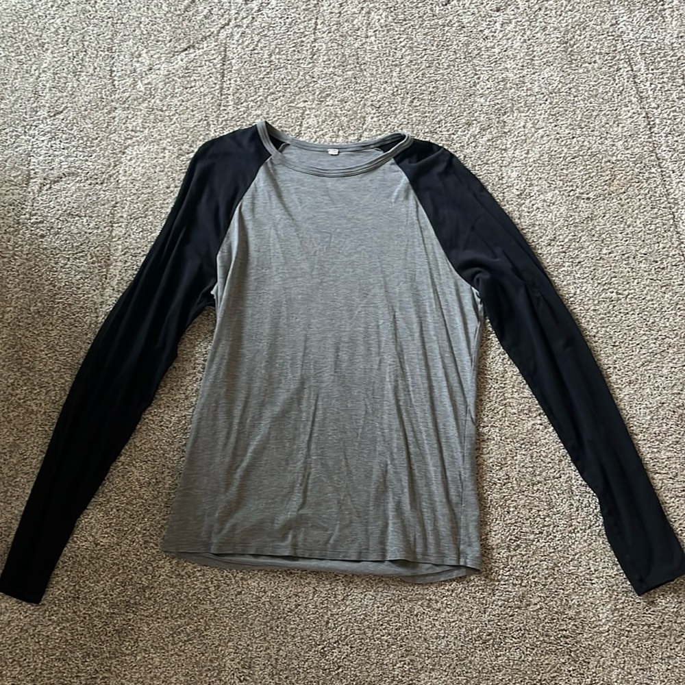 Lululemon gray and black long sleeve shirt
